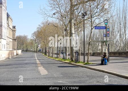 Francia, Parigi (1° arr.) 03/25/20. Senza tetto seduto ad una fermata dell'autobus, quai Francois Mitterrand completamente vuoto dopo il confinamento della populatio Foto Stock