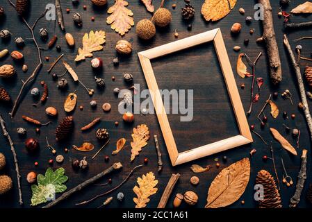 Cornice in legno vuota mock up con decorazione stagione autunno, piano posa top vista copia spazio Foto Stock