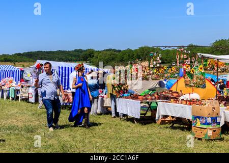 Regione di Dnipropetrovsk, Ucraina - 2 giugno 2018: Persone sconosciute durante il festival etno-rock libero all'aperto Kozak Fest Foto Stock