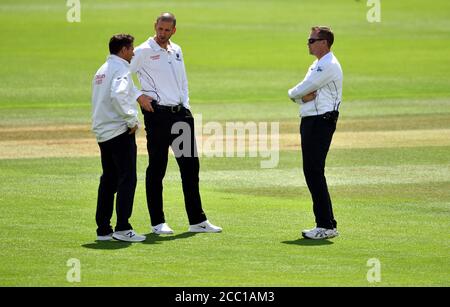 Gli umpires Richard Kettleborough, Michael Gough e Martin Saggers (sinistra-destra) effettuano la loro terza ispezione in campo della giornata durante il quinto giorno del secondo Test Match all'Ageas Bowl, Southampton. Foto Stock