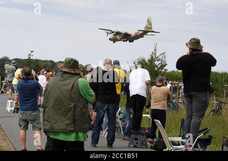 17 agosto 2020, Renania Settentrionale-Vestfalia, Nörvenich: Un trasportatore israeliano di truppe del tipo Hercules C-130 atterra alla base aerea di Nörvenich nel distretto di Düren, mentre numerosi uomini con telecamere fotografano l'atterraggio. I jet viaggiano in Germania per esercitazioni militari congiunte con le forze armate tedesche, tra l'altro. Foto: Roberto Pfeil/dpa Foto Stock