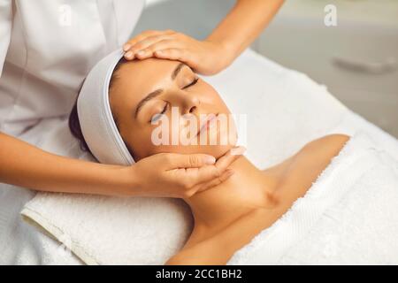 Trattamento viso, massaggio, skincare, concetto di cosmetologia. Cosmetologo nel salone di bellezza Foto Stock