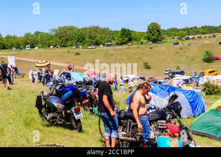 Regione di Dnipropetrovsk, Ucraina - 2 giugno 2018: Persone sconosciute che riposano nel campo tenda durante il festival libero etno-rock Kozak Fest Foto Stock