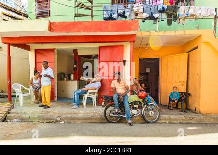 SANTO DOMINGO, REPUBBLICA DOMINICANA - 14 aprile 2014: Santo Domingo / Repubblica Dominicana - 13 2014 aprile: Gruppo di persone rilassate, alcuni seduti con una C Foto Stock