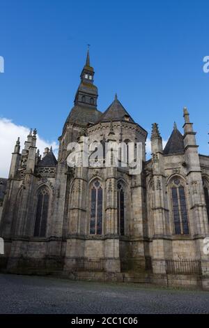 Esterno della basilica di Saint Sauveur a Dinan Foto Stock