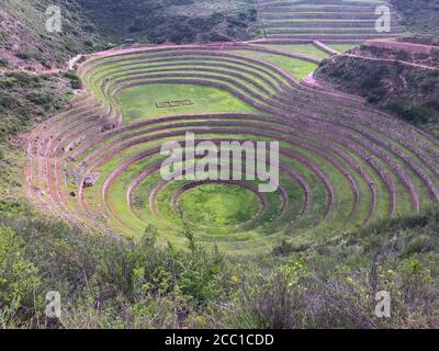 , - Jan 01, 1970: Anfiteatro gigante diviso da terrazze agricole costruita in depressioni o Giant naturali buchi noto come il Moray Archeologico S Foto Stock