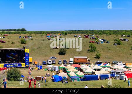 Regione di Dnipropetrovsk, Ucraina - 2 giugno 2018: Vista del festival etno-rock gratuito all'aperto Kozak Fest nel villaggio di Zhovto-Oleksandrivka Foto Stock