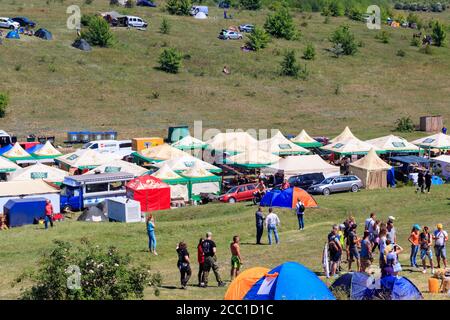 Regione di Dnipropetrovsk, Ucraina - 2 giugno 2018: Vista del festival etno-rock gratuito all'aperto Kozak Fest nel villaggio di Zhovto-Oleksandrivka Foto Stock