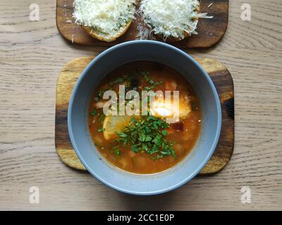 Solyanka. Brodo di pollo, salsa di pomodoro, patate, salsicce da caccia, balyk, filetto di pollo, funghi fritti con cipolle, sottaceti, olive, panna acida, pa Foto Stock