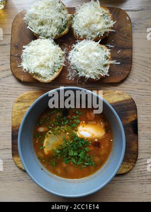 Solyanka. Brodo di pollo, salsa di pomodoro, patate, salsicce da caccia, balyk, filetto di pollo, funghi fritti con cipolle, sottaceti, olive, panna acida, pa Foto Stock