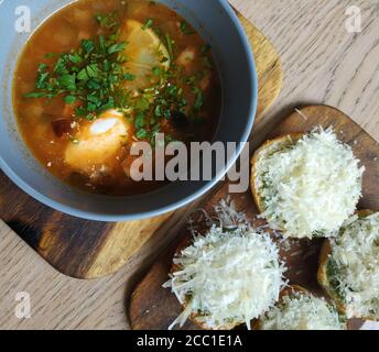 Solyanka. Brodo di pollo, salsa di pomodoro, patate, salsicce da caccia, balyk, filetto di pollo, funghi fritti con cipolle, sottaceti, olive, panna acida, pa Foto Stock