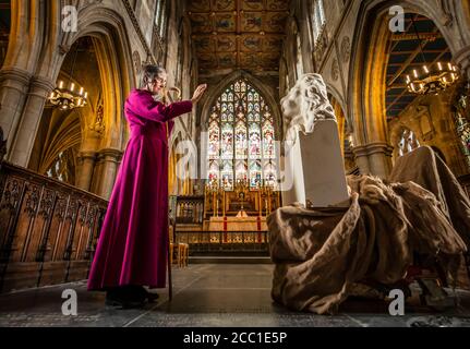 Il vescovo di Hull Alison White durante una fotocellula come benedice una statua di Aslan, un personaggio delle Cronache di Narnia di CS Lewis, presso la chiesa di St Mary a Beverley, East Yorkshire. Foto Stock