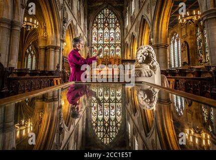 Il vescovo di Hull Alison White durante una fotocellula come benedice una statua di Aslan, un personaggio delle Cronache di Narnia di CS Lewis, presso la chiesa di St Mary a Beverley, East Yorkshire. Foto Stock