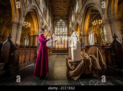 Il vescovo di Hull Alison White durante una fotocellula come benedice una statua di Aslan, un personaggio delle Cronache di Narnia di CS Lewis, presso la chiesa di St Mary a Beverley, East Yorkshire. Foto Stock