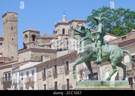 Statua equestre di Francisco Pizarro a Plaza Mayor di Trujillo, Spagna. Scolpito da Charles Cary Rumsey nel 1928 Foto Stock