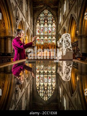 Il vescovo di Hull Alison White durante una fotocellula come benedice una statua di Aslan, un personaggio delle Cronache di Narnia di CS Lewis, presso la chiesa di St Mary a Beverley, East Yorkshire. Foto Stock