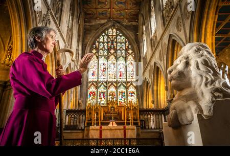 Il vescovo di Hull Alison White durante una fotocellula come benedice una statua di Aslan, un personaggio delle Cronache di Narnia di CS Lewis, presso la chiesa di St Mary a Beverley, East Yorkshire. Foto Stock