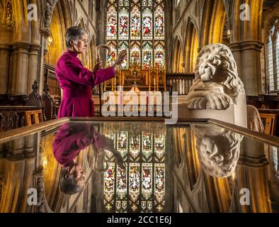 Il vescovo di Hull Alison White durante una fotocellula come benedice una statua di Aslan, un personaggio delle Cronache di Narnia di CS Lewis, presso la chiesa di St Mary a Beverley, East Yorkshire. Foto Stock