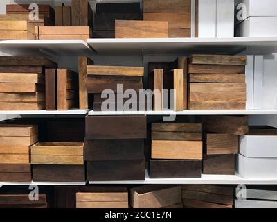 Lotto di scatole di legno sugli scaffali del negozio Foto Stock