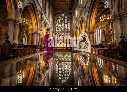 Il vescovo di Hull Alison White durante una fotocellula come benedice una statua di Aslan, un personaggio delle Cronache di Narnia di CS Lewis, presso la chiesa di St Mary a Beverley, East Yorkshire. Foto Stock