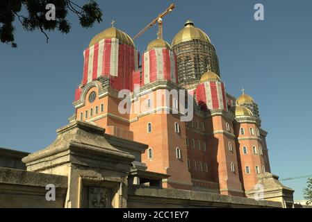 Le fasi finali della costruzione della nuova e controversa cattedrale ortodossa rumena a Bucarest, 2020. Il più grande del suo genere in Europa. Foto Stock