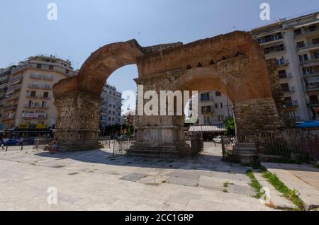 Vista generale del famoso Arco di Galerius Salonicco Macedonia Grecia. Questo punto di riferimento era un tempo una fortezza ottomana e una prigione - Foto: Geopix Foto Stock