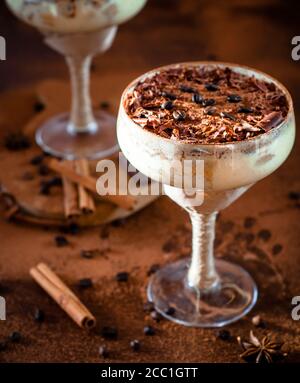 tiramisù dessert italiano in un elegante bicchiere da cocktail, il concetto di vita dolce, lusso, cibo delizioso Foto Stock