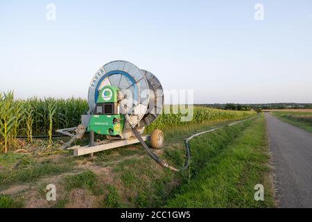 Dordogne, Francia: Luglio 2020: Un sistema di irrigazione Bauer Rainier T61 utilizzato per annaffiare un campo di mais in un'azienda agricola in Francia Foto Stock