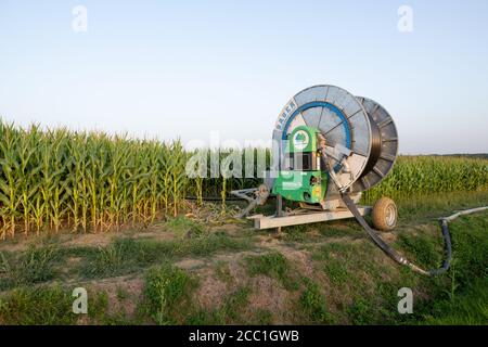 Dordogne, Francia: Luglio 2020: Un sistema di irrigazione Bauer Rainier T61 utilizzato per annaffiare un campo di mais in un'azienda agricola in Francia Foto Stock