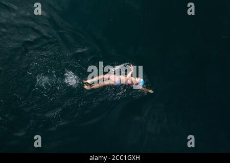 Strausberg, Germania. 14 agosto 2020. Treni in swimmer a Straussee in Brandeburgo. Strausberg, 08/14/2020 | Use worldwide Credit: dpa/Alamy Live News Foto Stock