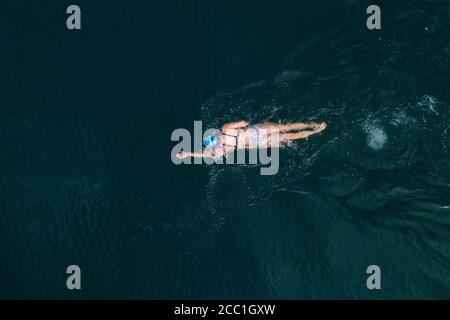 Strausberg, Germania. 14 agosto 2020. Treni in swimmer a Straussee in Brandeburgo. Strausberg, 08/14/2020 | Use worldwide Credit: dpa/Alamy Live News Foto Stock