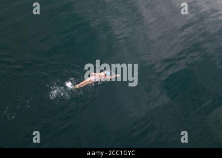 Strausberg, Germania. 14 agosto 2020. Treni in swimmer a Straussee in Brandeburgo. Strausberg, 08/14/2020 | Use worldwide Credit: dpa/Alamy Live News Foto Stock