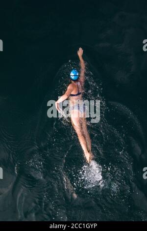 Strausberg, Germania. 14 agosto 2020. Treni in swimmer a Straussee in Brandeburgo. Strausberg, 08/14/2020 | Use worldwide Credit: dpa/Alamy Live News Foto Stock