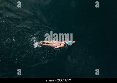 Strausberg, Germania. 14 agosto 2020. Treni in swimmer a Straussee in Brandeburgo. Strausberg, 08/14/2020 | Use worldwide Credit: dpa/Alamy Live News Foto Stock