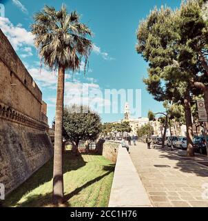 30 aprile 2019 - colorate case cittadine di Bari, Puglia, Italia corso Vittorio Emanuele Foto Stock