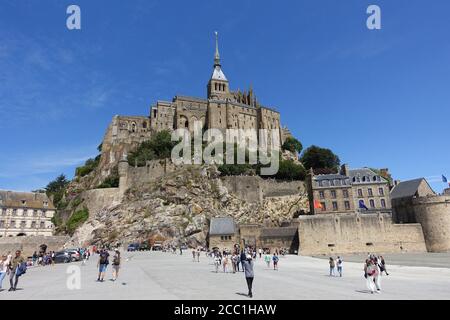 Mont St Michel, Francia: Luglio 2020: Turisti che visitano il famoso punto di riferimento di Mont St Michel nel Nord della Francia Foto Stock