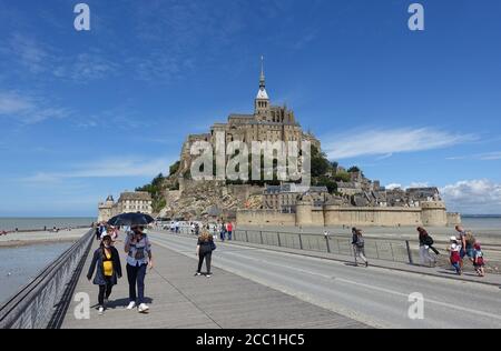 Mont St Michel, Francia: Luglio 2020: Turisti che visitano il famoso punto di riferimento di Mont St Michel nel Nord della Francia Foto Stock