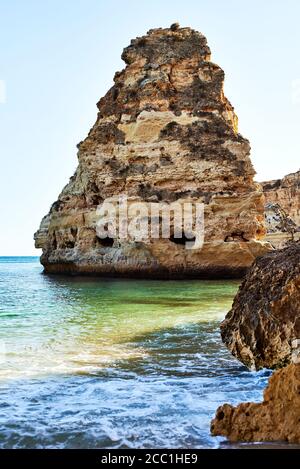 Scogliere e oceano, Praia da Marinha, Algarve, Portogallo Foto Stock