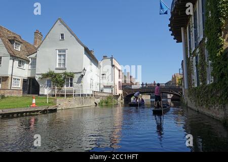 Cambridge, UK 31 luglio 2020: Punting lungo le spalle dei college sul fiume Cam a Cambridge Foto Stock