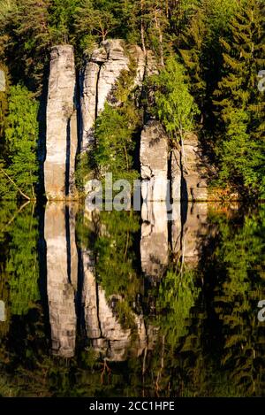 Torri di pietra arenaria riflesse in Vezak Pond, ceco: Vezicky rybnik, paradiso bohemiano, ceco: Cesky Raj, Repubblica Ceca. Foto Stock