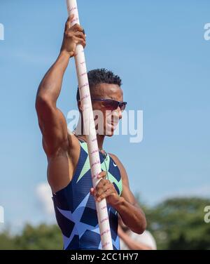 Leverkusen, Germania. 16 agosto 2020. Raphael HOLZDEPPE (LAZ Zweibruecken) pole vault of men, atletica vera atleti Classici, il 16 agosto 2020 a Leverkusen/Germany Â | Usage worldwide Credit: dpa/Alamy Live News Foto Stock