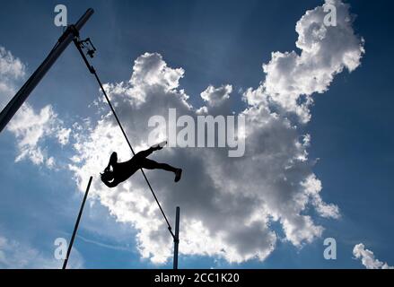 Leverkusen, Germania. 16 agosto 2020. Funzione, jumpers in azione contro il cielo, uomini's pole vault, atletica vero atleti Classici, il 16 agosto 2020 a Leverkusen/Germany Â | Usage worldwide Credit: dpa/Alamy Live News Foto Stock