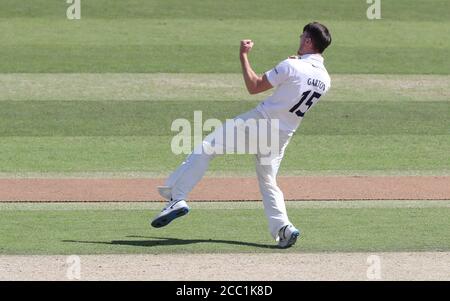 Hove, Regno Unito. 17 agosto 2020. George Garton di Sussex celebra la scomparsa di Alastair Cook di Essex il terzo giorno del Bob Willis Trophy tra Sussex e Essex al 1 ° terreno della contea centrale. Credit: James Boardman/Alamy Live News Foto Stock