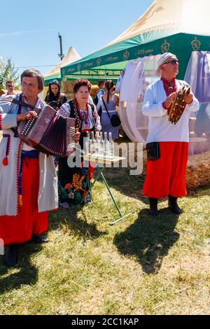 Dnipropetrovsk regione, Ucraina - 2 giugno 2018: Musicisti folk in abbigliamento tradizionale ucraino si esibisce durante il festival etno-rock Kozak Fest Foto Stock