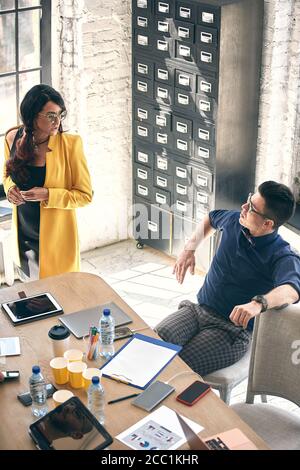 affare di amore sul lavoro. coppia di affari. uomo bello parla alla donna carina in ufficio. vita di ufficio. capo e segretaria. uomo d'affari dà le indicazioni a. Foto Stock