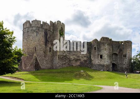 Rovine del 12 ° secolo mura del castello con Marten's Tower e Gatehouse. Chepstow, Monmouthshire, Galles, Regno Unito, Gran Bretagna Foto Stock