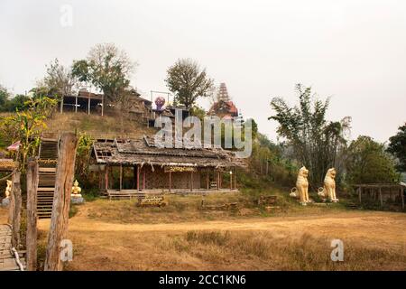 Su Tong Pae ponte in legno di bambù di Wat Phu SA Ma tempio per i thailandesi e viaggiatori stranieri visitare Durante il pomeriggio 2.5 situazione della polvere a Pai City ON Foto Stock