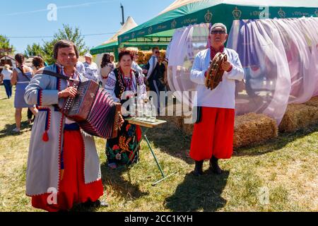 Dnipropetrovsk regione, Ucraina - 2 giugno 2018: Musicisti folk in abbigliamento tradizionale ucraino si esibisce durante il festival etno-rock Kozak Fest Foto Stock