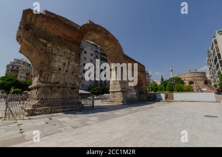 Vista generale del famoso Arco di Galerio con la rotonda sullo sfondo a Salonicco Macedonia Grecia. Questo punto di riferimento era un tempo ottomano Foto Stock