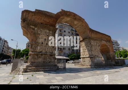 Vista generale del famoso Arco di Galerius Salonicco Macedonia Grecia. Questo punto di riferimento era un tempo una fortezza ottomana e una prigione - Foto: Geopix Foto Stock